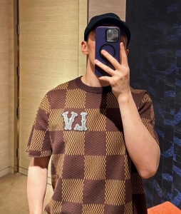 lv louis vuitton short-sleeved cotton damier crewneck with crystal lv patch
